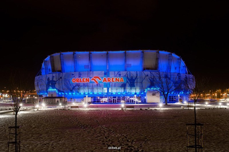ORLEN Arena nocą – podświetlenie na niebiesko